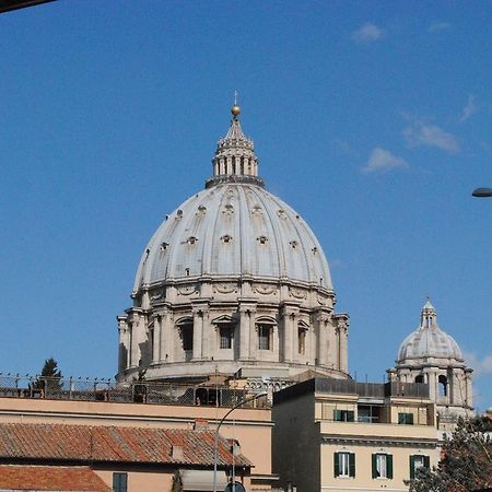 Di Fronte Alla Cupola Roma Quarto foto
